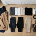 Minimalistisk garderobe med få, multifunktionelle tøjstykker der kan kombineres på mange måder